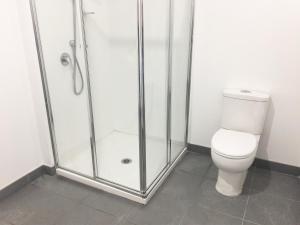 努库阿洛法汤加之家酒店的带淋浴和卫生间的浴室