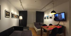 慕尼黑Apartment Schwabing/Olympic Park/BMW的客厅配有桌子和沙发