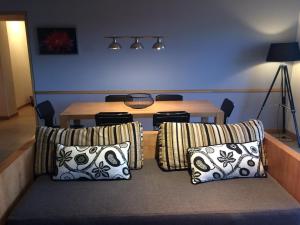 圣马丁德洛斯Golf y Polo Apartment的客厅配有桌子和带枕头的沙发。