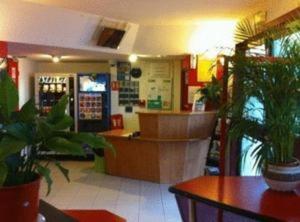 罗什福尔-迪加尔亚维农罗什福尔柠檬酒店的一间有柜台的餐厅,一间有植物的房间