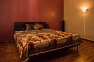 勒莫尔尼Maison Belle Vue的一间卧室配有一张床,床上有马毯