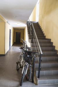 塔尔图Modern Apartment的两辆摩托车停在楼梯旁边的走廊
