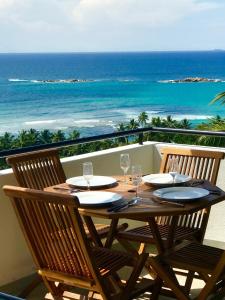 乌纳瓦图纳劳拉之家酒店的一张桌子和两把椅子,享有海景