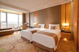 嘉定上海颖奕皇冠假日酒店 - 距离F1赛车场15分钟车程的配有大窗户的酒店客房内的两张床