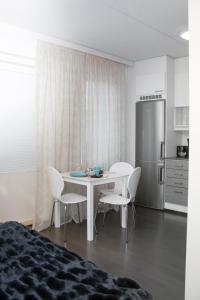 拉赫蒂Lahti Center House的厨房配有桌椅和冰箱。