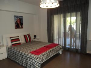 雷夫卡达镇Violeta Apartments的一间卧室设有一张床和一个大窗户