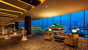 南昌南昌瑞颐大酒店的酒店大堂享有城市美景。
