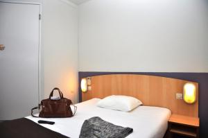 尼奥尔普瑞米尔尼奥特伊斯特夏雷经典酒店的酒店客房,配有一张带钱包的床