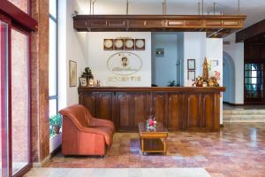 博托沙尼玛利亚酒店的一间设有真皮座椅和桌子的等候室