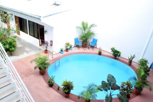 伊基托斯Hotel Jungle House的大楼内大型游泳池的顶部景色