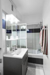 莱克朗兰比塞特尔1517号公寓的白色的浴室设有水槽和浴缸。