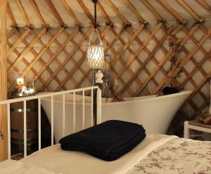 CatignanoGlamping Abruzzo - The Yurt的蒙古包内带一张床的房间