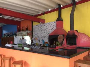卡拉瓜塔图巴Suítes Recanto Renascer的一间厨房,里面装有红色烤箱
