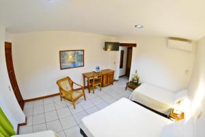 马那瓜欧罗裴傲酒店 的酒店客房配有两张床和一张书桌