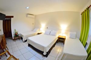 马那瓜欧罗裴傲酒店 的酒店客房设有两张床和两盏灯。