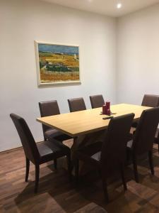 韦斯滕多夫Appartement Feinsinn的一间会议室,配有木桌和椅子