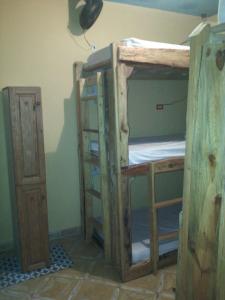 圣多明各乔萨旅馆的客房内的两张双层床