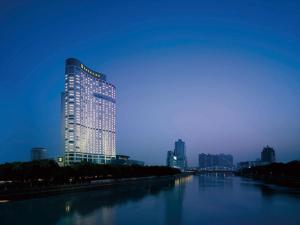 宁波宁波香格里拉（三江交汇盛景）的夜间在河边的一座有照明的建筑