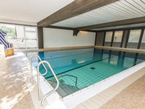 施马伦贝格斯托曼酒店的一个大型游泳池,里面空着