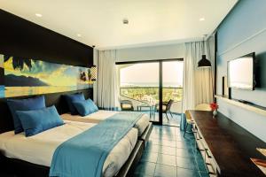 哈马马特桑提多腓尼基酒店的酒店客房设有两张床和一个阳台。
