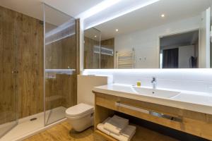 卢布尔雅那M酒店的一间带水槽、卫生间和淋浴的浴室