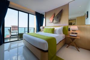 芭堤雅市中心Z10深蓝酒店的一间卧室设有一张床,享有海景