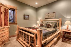 大天山村Lone View Lodge的一间卧室,卧室内配有一张木床