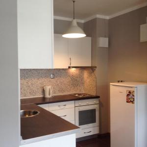 索非亚Apartment Sredetz的厨房配有白色橱柜和白色冰箱。