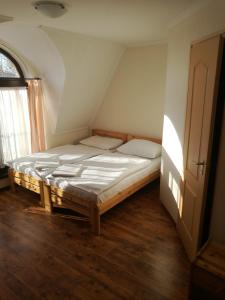 松博特海伊Mátyás Szállás的阁楼上的卧室配有一张大床