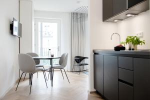 汉堡八月公寓的厨房以及带桌椅的用餐室。