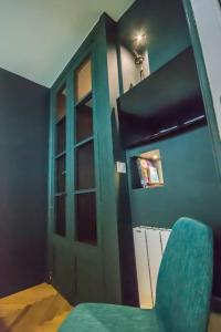 鲁瓦扬Studio Royan的一间设有绿门和蓝色椅子的房间