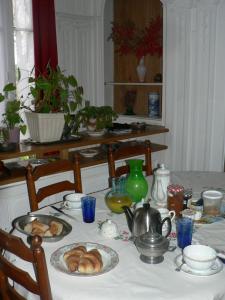克劳德尤金妮娅住宿加早餐旅馆的一张桌子上放着一盘羊角面包