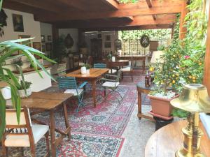 巴里奥兹住宿加早餐旅馆的一个带桌椅和盆栽的庭院