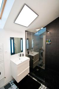 梅斯Loft Le Saint Louis by La Chambre à Coté的浴室设有白色水槽和镜子