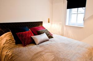 梅斯Loft Le Saint Louis by La Chambre à Coté的卧室配有带枕头的床铺和窗户。