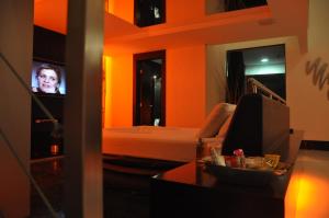 福塔莱萨派拉斯汽车旅馆（仅接待成人）的客房设有床、电视和镜子