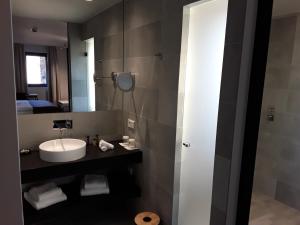 瓦尔弗当日斯塔菲尔特旅舍的一间带水槽和镜子的浴室
