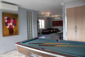 圣胡安珊瑚公主酒店的客厅里的一张台球桌,上面有水果画