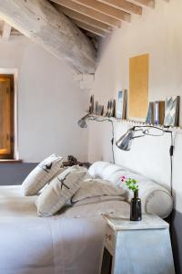 蒙特普齐亚诺圣马蒂诺农家乐的卧室配有白色的床和桌子