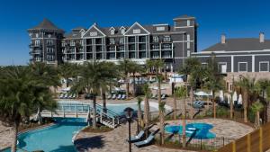 德斯坦Henderson Beach Resort的享有酒店、游泳池和度假村的景色