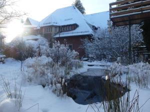 柏林胡费兰别墅公寓的一座被雪覆盖的花园,位于房子旁边