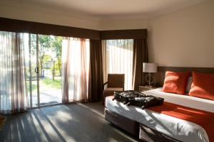 梅特兰亨特门户汽车旅馆的酒店客房设有一张床和一个大窗户