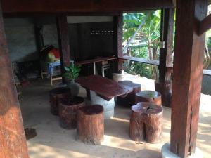 湄安蒙克奥旅馆的门廊下木凳和凳子