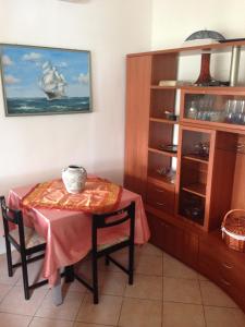 莫诺波利Villa Enzo的一间用餐室,配有一张桌子和花瓶