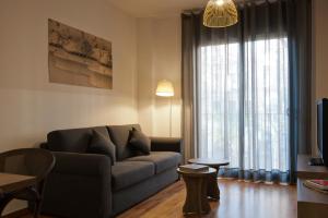 巴塞罗那MH格拉西亚公寓的带沙发和大窗户的客厅
