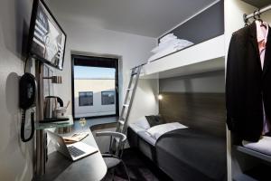 奥胡斯奥尔胡斯卡宾酒店的酒店客房设有两张双层床和一张书桌。