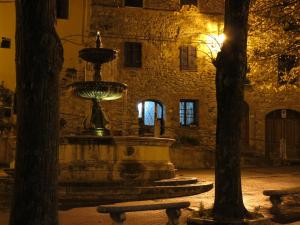 卡斯蒂戈隆·多尔希亚Le Pietre Antiche的夜间在建筑物前的喷泉