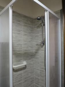 卡斯蒂戈隆·多尔希亚Le Pietre Antiche的浴室里设有玻璃门淋浴