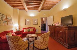 Ginestra圣伊波利托乡村酒店的带沙发和电视的客厅