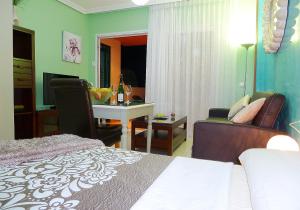 莫罗德哈布雷Luxury Apartment Balcon de Jandía的一间卧室配有一张床、一把椅子和一张书桌